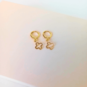 Brinco de argola trevo vazado